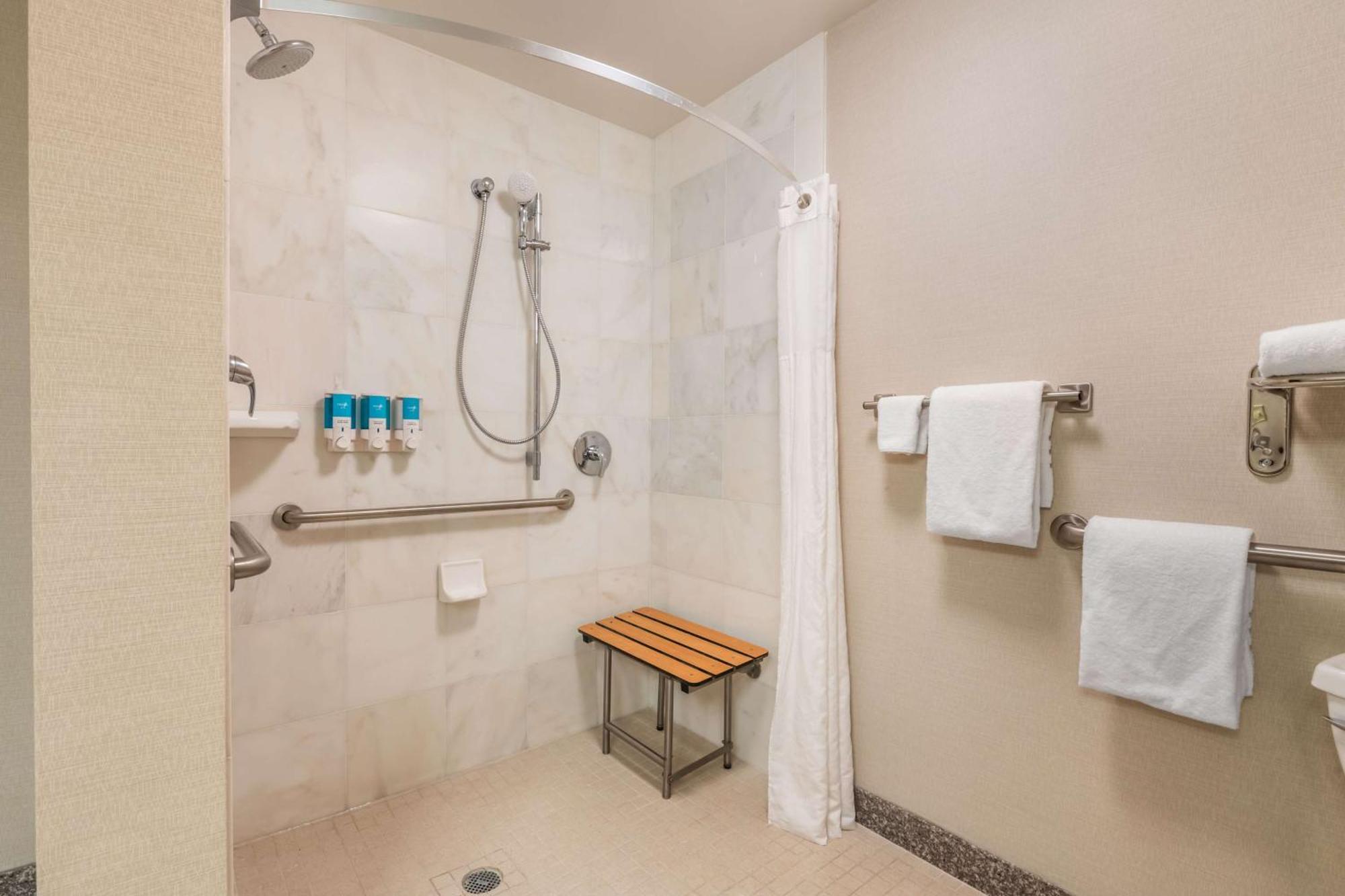Drury Plaza Hotel Валдоста Екстериор снимка