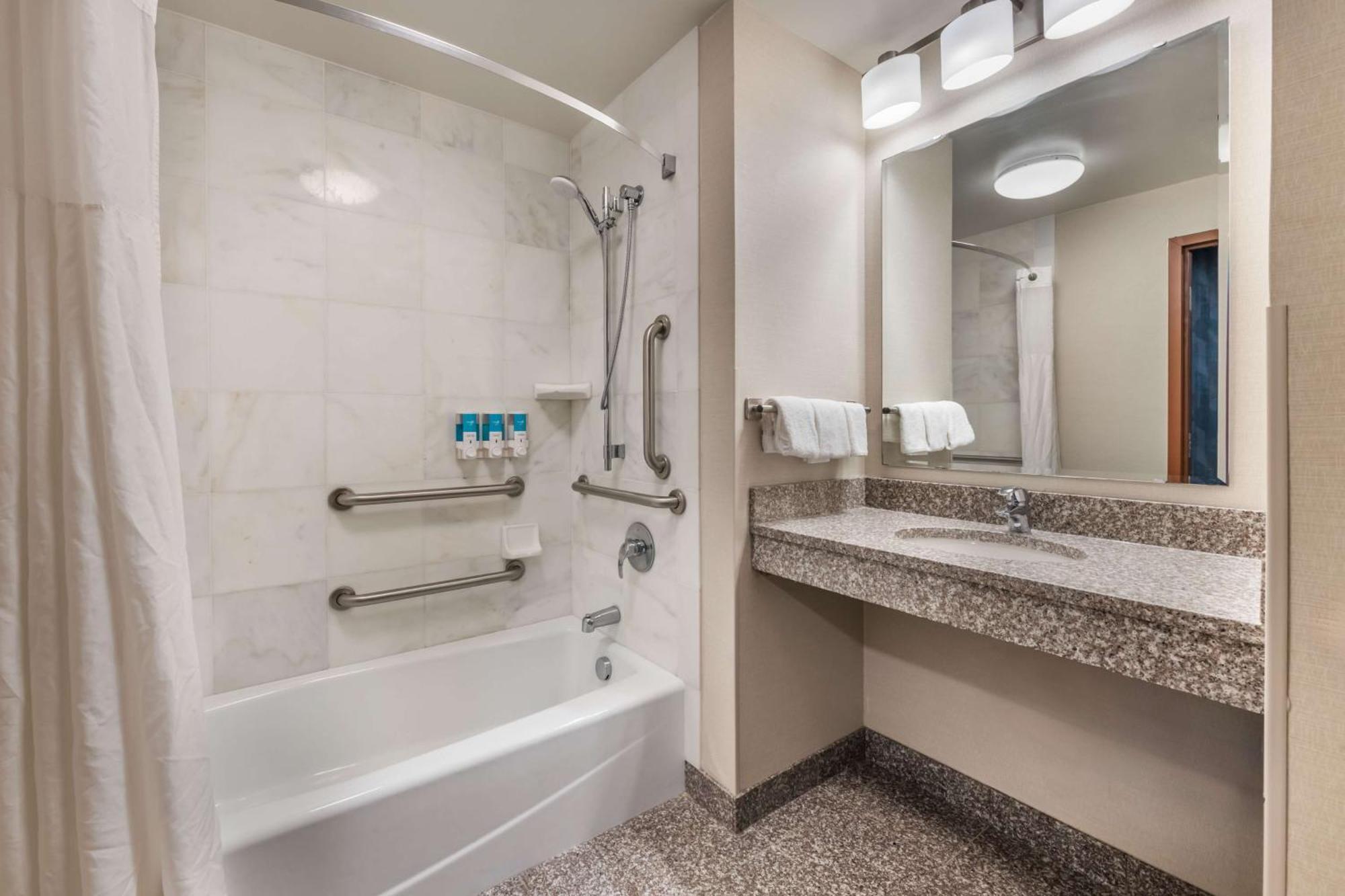 Drury Plaza Hotel Валдоста Екстериор снимка