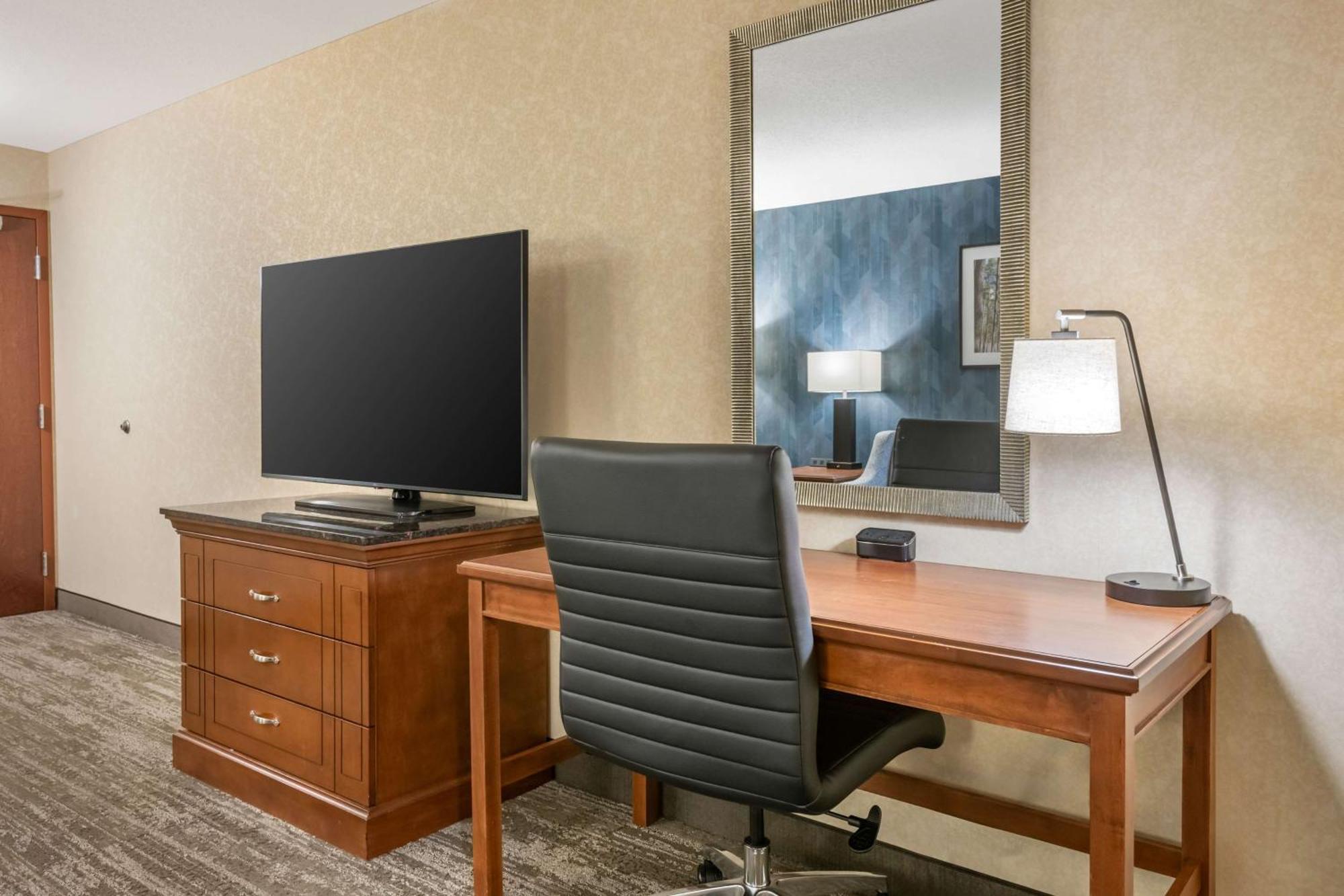 Drury Plaza Hotel Валдоста Екстериор снимка